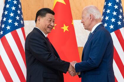 El presidente estadounidense Joe Biden, derecha, y su homólogo chino Xi Jinping se saludan antes de una reunión en el marco de la cumbre del G-20, el 14 de noviembre de 2022, en Bali, Indonesia (AP Foto/Alex Brandon, archivo)