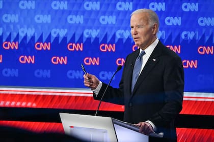 El presidente estadounidense Joe Biden habla mientras participa en el primer debate presidencial de las elecciones de 2024 con el expresidente estadounidense y candidato presidencial republicano Donald Trump