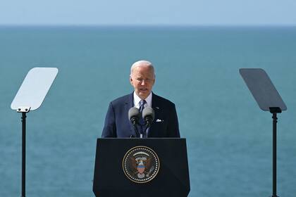 El presidente estadounidense Joe Biden pronuncia un discurso en lo alto del acantilado "Pointe du Hoc" en Cricqueville-en-Bessin, noroeste de Francia, el 7 de junio de 2024, como parte de las conmemoraciones del 80 aniversario del Día D