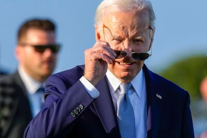 El presidente estadounidense Joe Biden se pone los anteojos de sol durante un evento de la cumbre del G7 en Borgo Egnazia, Italia, el jueves 13 de junio de 2024