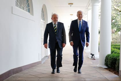 El presidente estadounidense Joe Biden y el presidente brasileño Luiz Inacio Lula da Silva caminan juntos por la columnata del Jardín de las Rosas en la Casa Blanca en Washington, DC, el 10 de febrero de 2023.