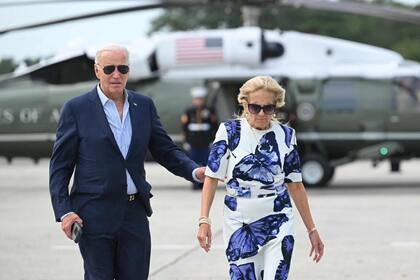 El presidente estadounidense Joe Biden y la primera dama Jill Biden caminan desde Marine One para abordar el Air Force One en el aeropuerto Francis S. Gabreski en Westhampton Beach, Nueva York, el 29 de junio de 2024