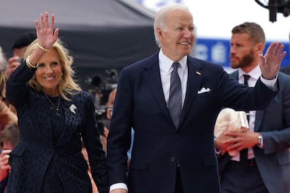 El presidente estadounidense Joe Biden y su esposa, la primera dama estadounidense Jill Biden, llegan a la ceremonia conmemorativa internacional en la playa de Omaha para conmemorar el 80º aniversario del desembarco aliado del "Día D" de la Segunda Guerra Mundial en Normandía, en Saint-Laurent-sur-Mer, en noroeste de Francia, el 6 de junio de 2024.
