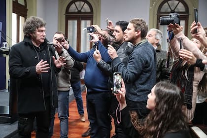 El presidente Javier Milei, con periodistas en la Casa Rosada.