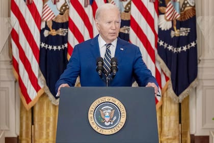 El presidente Joe Biden anunció este martes medidas para mantener unidas a las familias migrantes