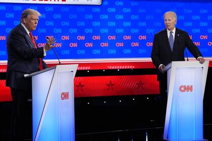 El presidente Joe Biden, derecha, y el candidato presidencial republicano, el expresidente Donald Trump, izquierda, participante en un debate presidencial organizado por CNN