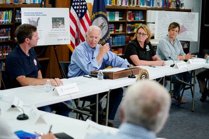 El presidente Joe Biden en una reunión sobre las inundaciones en Kentucky, en Lost Creek, Kentucky, el 8 de agosto del 2022.  (Foto AP/Evan Vucci)