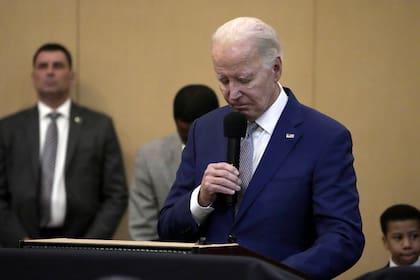 El presidente Joe Biden inclina la cabeza en un momento de silencio por las tres tropas estadounidenses asesinadas el domingo (AP Photo/Jacquelyn Martin)