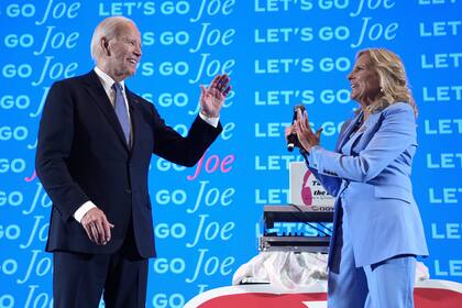 El presidente Joe Biden, izquierda, y la primera dama Jill Biden visitan una fiesta de observación del debate presidencial, el jueves 27 de junio de 2024, en Atlanta.