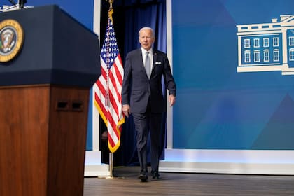 El presidente Joe Biden llega para hablar sobre la economía en el South Court Auditorium de la Casa Blanca, el jueves 12 de enero de 2023, en Washington. (Foto AP/Andrew Harnik)