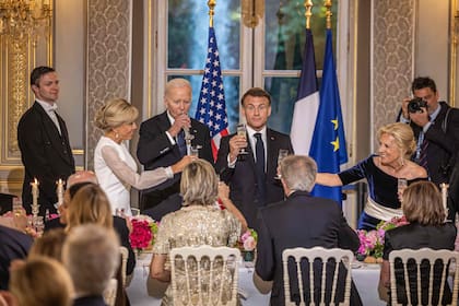 El presidente Joe Biden y su par francés, Emmanuel Macron, brindan en el Palacio del Elíseo durante la visita del norteamericano a París (Christophe PETIT TESSON / POOL / AFP)