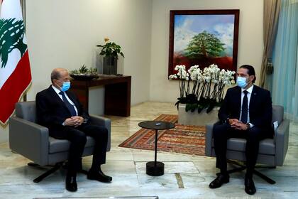 El presidente libanés Michel Aoun (i) con el primer ministro designado Saad Hariri en el palacio presidencial en Baabda, al este de Beirut en el Líbano, el 22 de marzo del 2021. (Dalati Nohra/Gobierno del Líbano via AP, File)