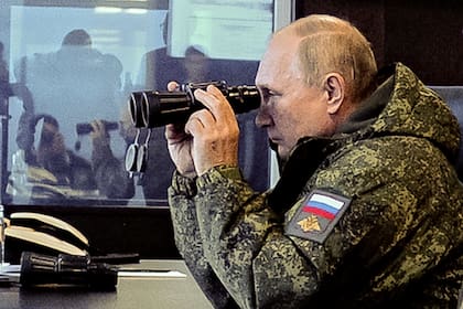 El presidente ruso, Vladimir Putin, observa los ejercicios militares Vostok 2022, en las afueras de Vladivostok, el 6 de septiembre de 2022