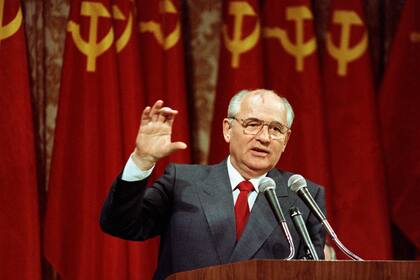 El presidente soviético Mijaíl Gorbachov se dirige a un grupo de 150 ejecutivos empresariales, el lunes 5 de junio de 1990, en San Francisco. (AP Foto/David Longstreath, Archivo)