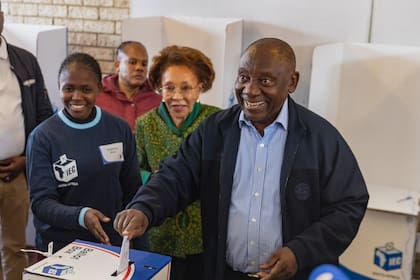 El presidente sudafricano, Cyril Ramaphosa, emite su voto en un colegio electoral, en Soweto en Johannesburgo, Sudáfrica, el 29 de mayo de 2024.