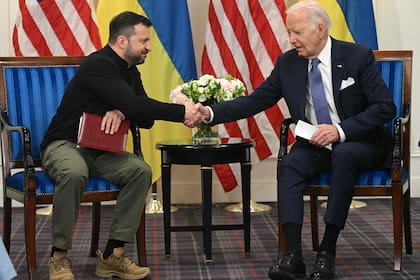 El presidente ucraniano Volodimir Zelensky y el presidente de Estados Unidos, Joe Biden, el 7 de junio de 2024.