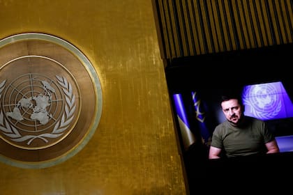 El presidente ucraniano Volodymyr Zelenskyy durante un discurso por video en la Asamblea General de la ONU, en la sede de la organización, el miércoles 21 de septiembre de 2022. (AP Foto/Jason DeCrow)