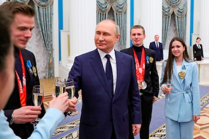 El presidente Vladimir Putin en un encuentro con atletas rusos en el Kremlin. (Mikhail Klimentyev, Sputnik, Kremlin Pool Photo via AP)
