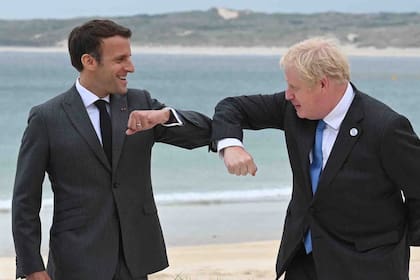 El primer ministro Boris Johnson saluda al presidente francés Emmanuel Macron al darle la bienvenida a la cumbre del G7 en Carbis Bay, Cornwall, el 11 de junio de 2021. (Leon Neal/Pool Photo vía AP)