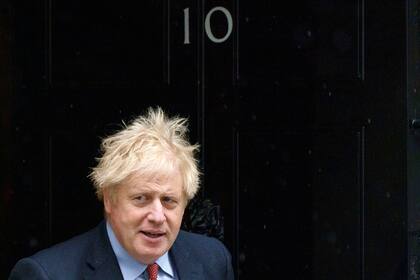 El primer ministro británico Boris Johnson sale del número 10 de Downing Street, en Londres, el viernes 20 de mayo de 2022. (Dominic Lipinski/PA vía AP)