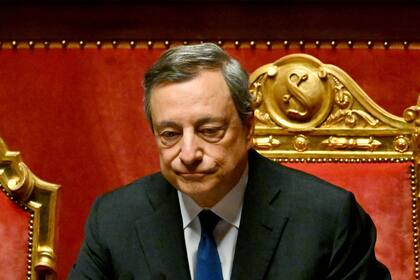 El primer ministro de Italia, Mario Draghi, observa después de dirigirse a los senadores sobre la crisis del gobierno tras su renuncia la semana pasada, en el Senado de Roma el 20 de julio de 2022