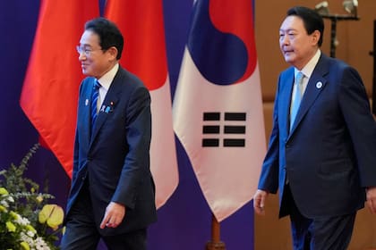 El primer ministro de Japón, Fumio Kishida, a la izquierda, y el presidente de Corea del Sur, Yoon Suk Yeol, durante la cumbre regional de la ASEAN en Nom Pen, Camboya, el sábado 12 de noviembre de 2022. ( Foto AP/Vincent Thian)