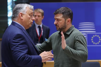 El primer ministro húngaro, Viktor Orban, conversa con el presidente de Ucrania, Zelensky