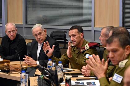 El primer ministro israelí, Benjamin Netanyahu, junto al ministro de Defensa, Yoav Gallant, en una reunión del comité de seguridad en Tel Aviv, tras el ataque de Hamas. (Haim Zach/GPO/dpa)