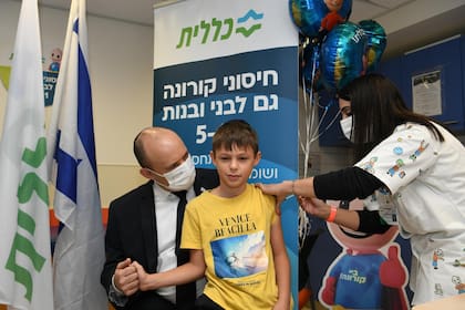El primer ministro israelí, Naftalí Bennet, inauguró la campaña vacunatoria para niños de entre cinco y 11 años junto a su hijo David, de nueve