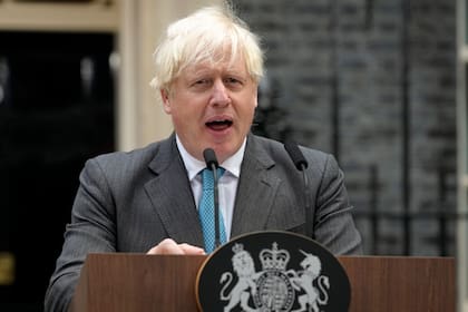 El primer ministro saliente de Gran Bretaña, Boris Johnson, habla en el exterior de la residencia oficial, en Downing Street, Londres, el 6 de septiembre de 2022, antes de dirigirse a Balmoral, Escocia, donde presentará su renuncia a la reina, Isabel II. (AP Foto/Kirsty Wigglesworth)