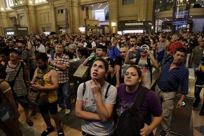 El público espera la restitución del servicio del tren Roca en la estación Constitución