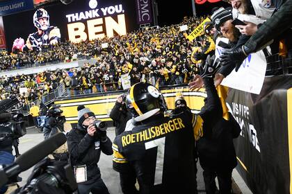 El quarterback Ben Roethlisberger, de los Steelers de Pittsburgh, se despide de los fanáticos tras un partido ante los Browns de Cleveland, el lunes 3 de enero de 2022 (AP Foto/Don Wright)