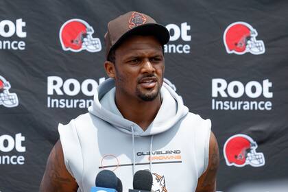 El quarterback de los Browns de Cleveland Deshaun Watson responde preguntas la sesión de prácticas del equipo el martes 14 de junio del 2022. (AP Foto/Ron Schwane)