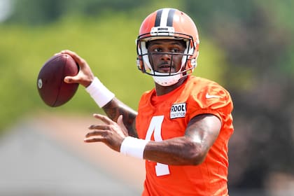 El quarterback de los Browns de Cleveland Deshaun Watson lanza un pase durante un entrenamiento de pretemporada, el lunes 1 de agosto de 2022, en Berea, Ohio. (AP Foto/Nick Cammett)
