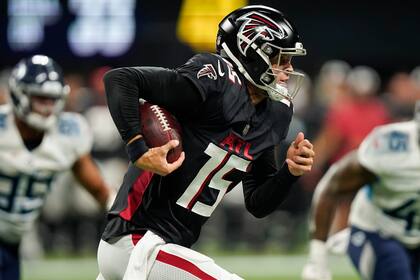 El quarterback de los Falcons de Atlanta, Feleipe Franks (15), corre con el balón en una jugada contra los Titans de Tennessee en la segunda mitad de un partido de pretemporada en Atlanta, el viernes 13 de agosto de 2021. (AP Foto/Brynn Anderson)