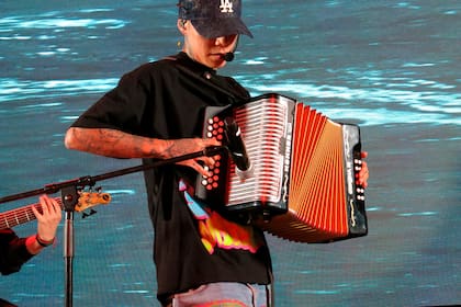El rapero mexicano Santa Fe Klan toca el acordeón en un concierto en la Ciudad de México el miércoles 27 de julio de 2022. (Foto AP/Berenice Bautista)
