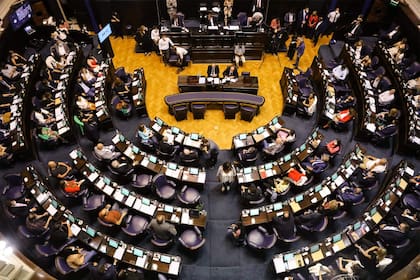 El recinto de la Cámara de Diputados bonaerense, el martes por la noche, al debatir las reelecciones