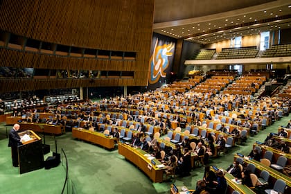 El representante permanente de Rusia para Naciones Unidas, Vassily Nebenzia, habla durante una reunión de emergencia de la Asamblea General de Naciones Unidas, el lunes 28 de febrero de 2022, en la sede de la ONU. (AP Foto/John Minchillo)
