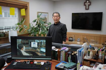 El reverendo Chun Ki-won, pastor cristiano que ayuda a los refugiados norcoreanos que huyen a través de China, en su despacho de Seúl, Corea del Sur, 3 de mayo de 2023.