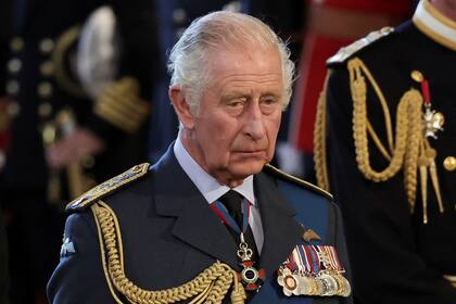 El rey Carlos III de Gran Bretaña reacciona cuando el ataúd de la reina Isabel II llega al Palacio de Westminster, luego de una procesión desde el Palacio de Buckingham