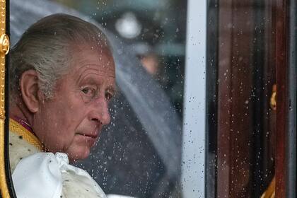 El rey Carlos III se dirige a la Abadía de Westminster antes de su ceremonia de coronación en Londres el sábado 6 de mayo de 2023, en Londres. (Foto AP/Alessandra Tarantino, Archivo)