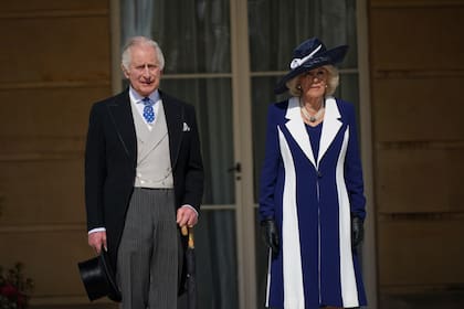 El rey Carlos III y la reina consorte, Camilla, en el Palacio de Buckingham, el 3 de mayo de 2023. (Yui Mok/Pool via AP)