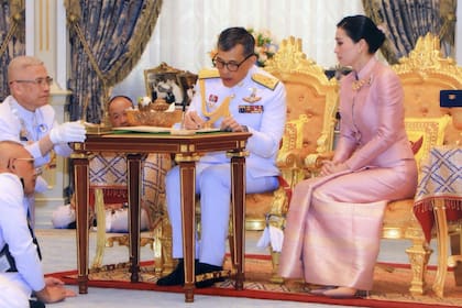 El rey Rama X anunció que se casó ayer; el sábado será coronado oficialmente como rey