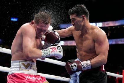 El ruso Dmitry Bivol asesta un puñetazo al mexicano Saúl "Canelo" Álvarez, el sábado 7 de mayo de 2022, en Las Vegas (AP Foto/John Locher)