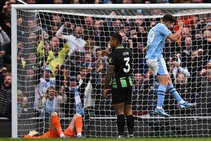 El salto de Julián Álvarez para celebrar su gol ante Brighton, cuando apenas iban 7 minutos de juego; Manchester City festejó el regreso a la punta