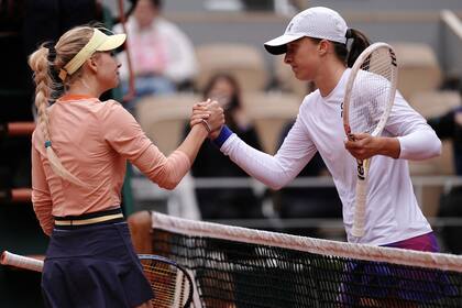El saludo firme entre Iga Swiatek y Anastasia Potapova en Roland Garros, luego del contundente 6-0 y 6-0 de la polaca