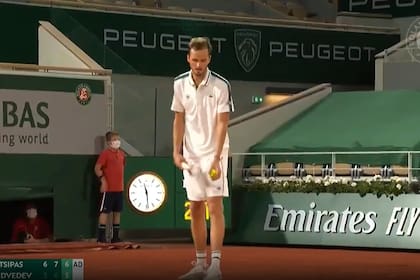 El saque de abajo que Daniil Medvedev intentó frente a Tsitsipas, en el partido nocturno de Roland Garros