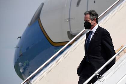 El secretario de Estado de Estados Unidos, Antony Blinken, llega al aeropuerto internacional de Yakarta el lunes 13 de diciembre de 2021. (Olivier Douliery/Pool Foto via AP)