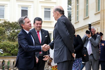 El Secretario de Estado de Estados Unidos, Antony Blinken, es recibido por el ministro de Relaciones Exteriores de Colombia, Álvaro Leiva, en el Palacio Presidencial en Bogotá, Colombia, el lunes 3 de octubre de 2022. (Luisa González/Pool vía AP)