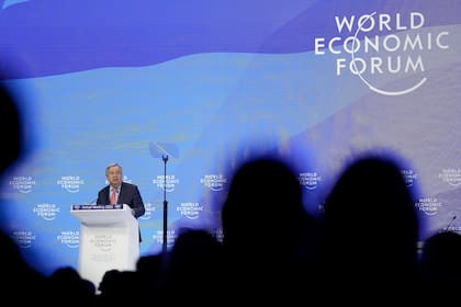 El secretario general de las Naciones Unidas Antonio Guterres habla durante el Foro Económico Mundial en Davos, Suiza, el miércoles 18 de enero de 2023. (AP Foto/Markus Schreiber)